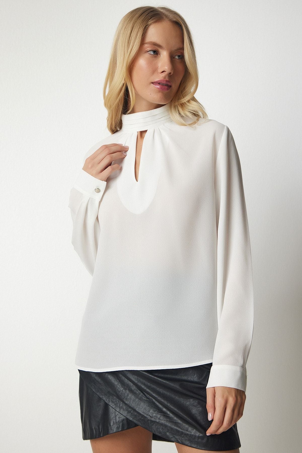 Beyaz Pencere Detaylı Dökümlü Krep Bluz UB00154