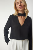 Siyah Pencere Detaylı Dekolteli Krep Bluz UB00155