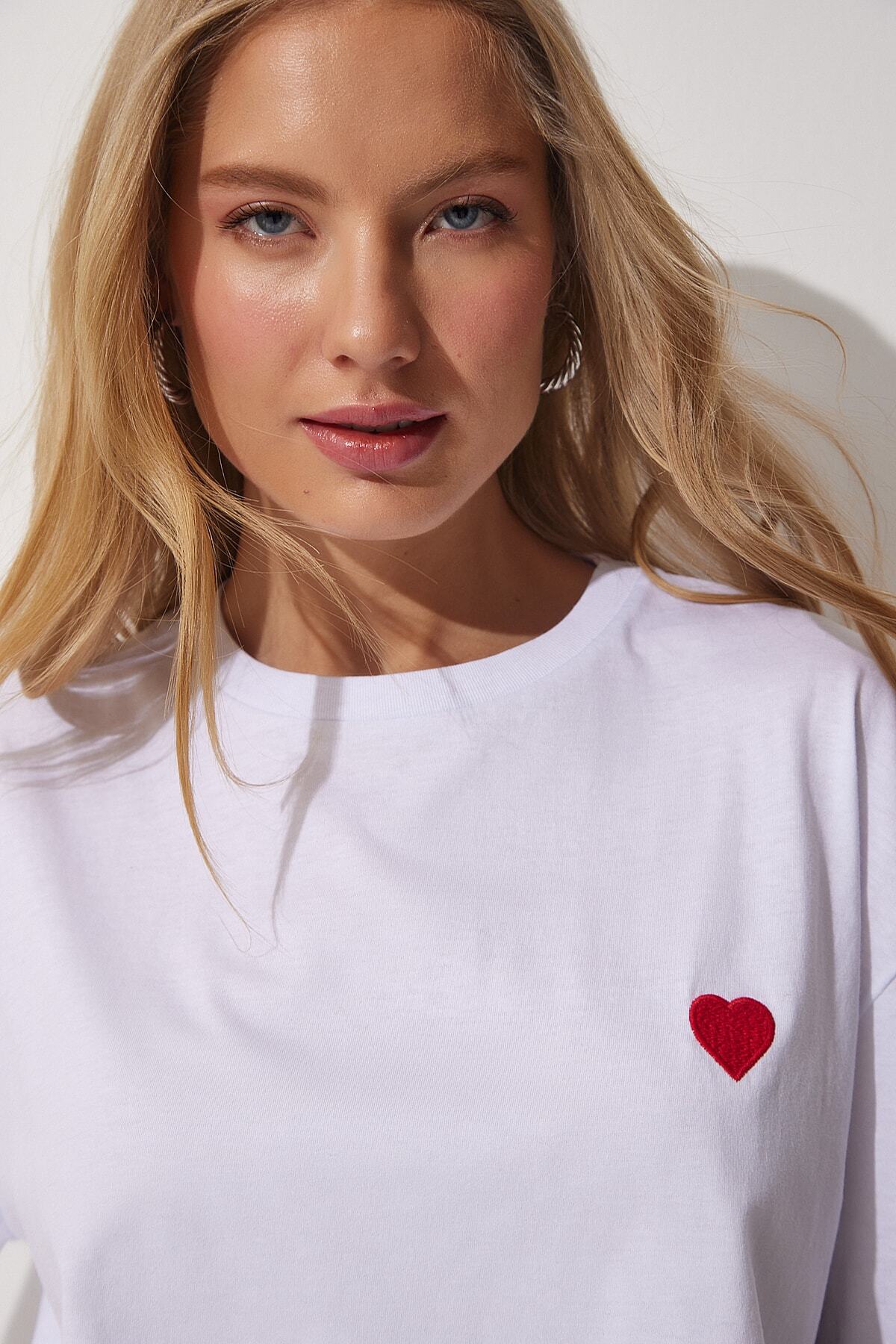Beyaz Kalp Nakışlı Pamuklu Oversize T-Shirt CR00405