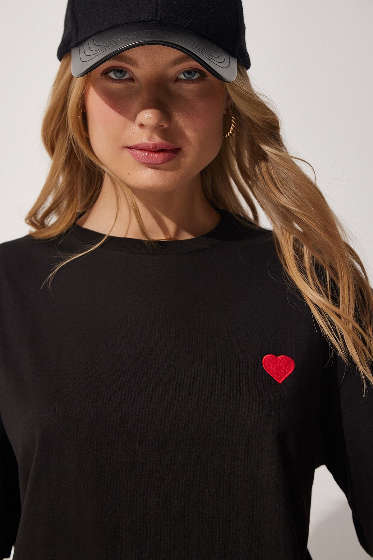 Siyah Kalp Nakışlı Pamuklu Oversize T-Shirt CR00405