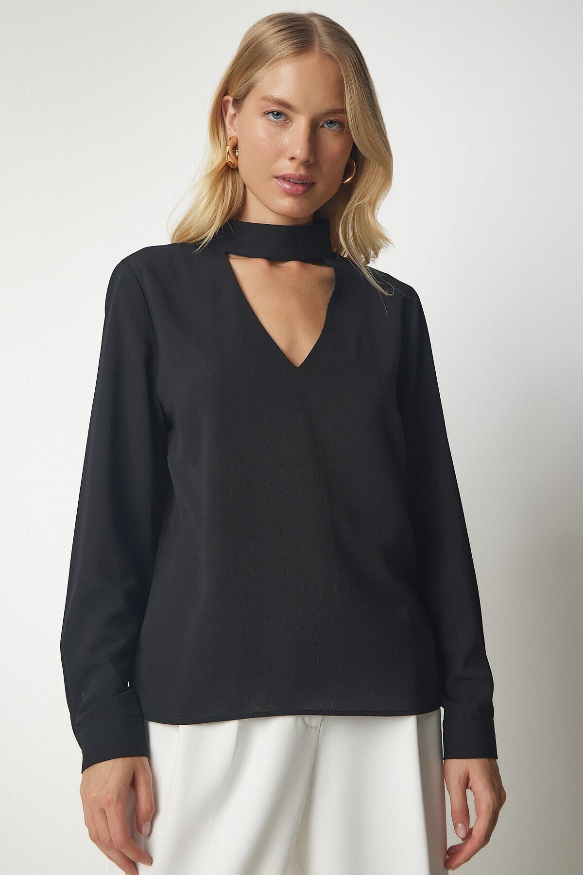 Siyah Pencere Detaylı Dekolteli Krep Bluz UB00155