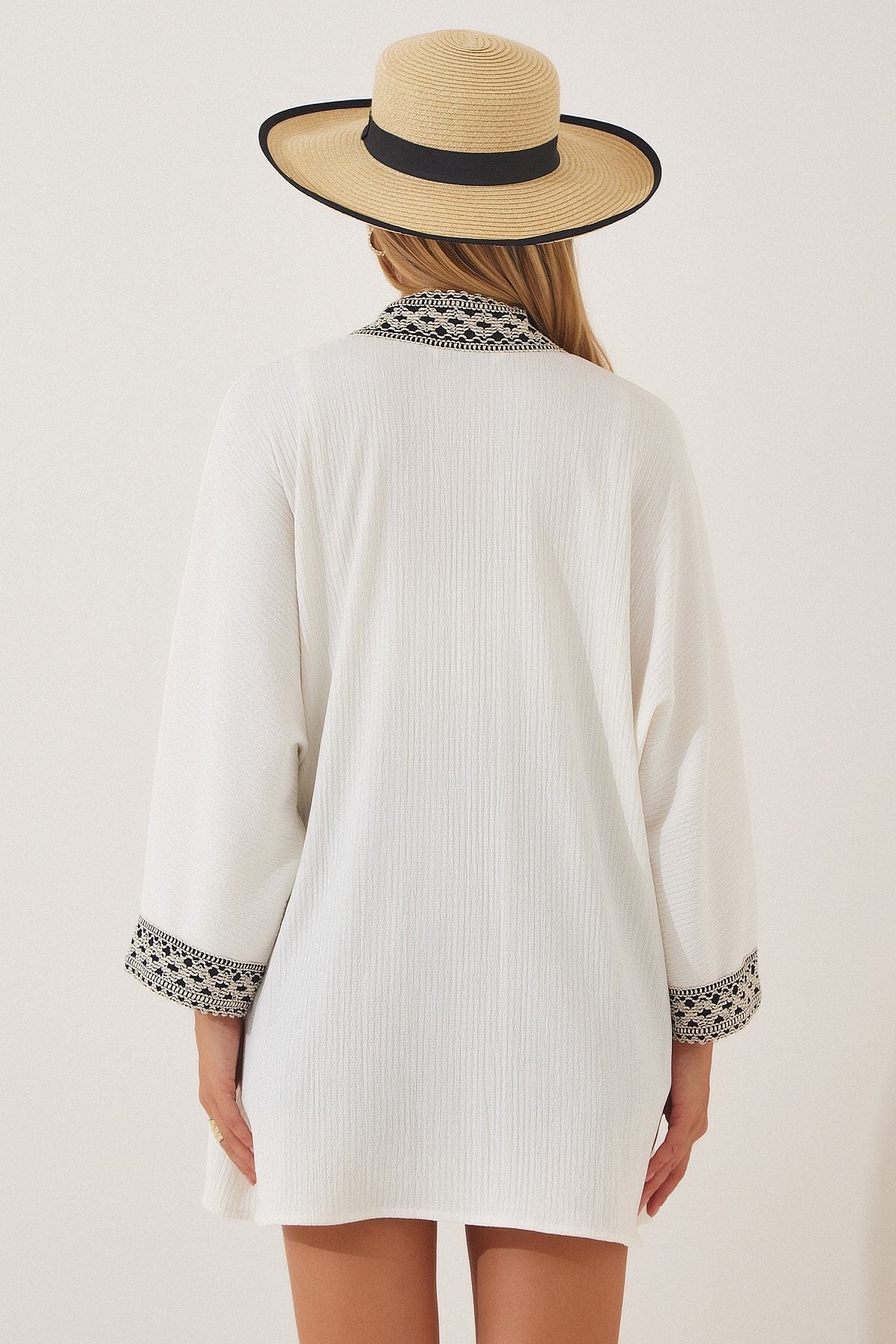 Beyaz Nakış İşlemeli Krinkıl Kimono DD01101