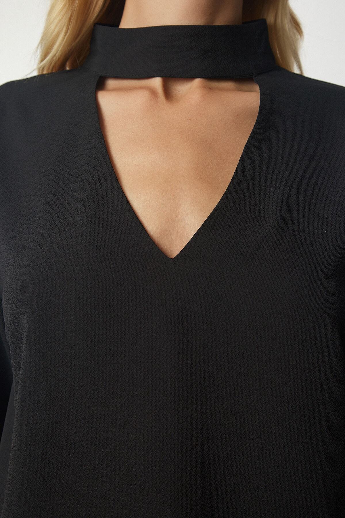 Siyah Pencere Detaylı Dekolteli Krep Bluz UB00155